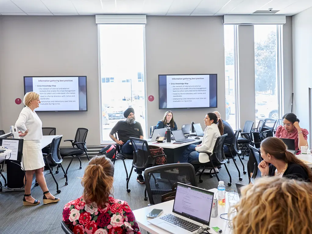Professor Aislinn Mosher engages in discussion during Crisis Communications and Issues Management (COM MGMT 741)